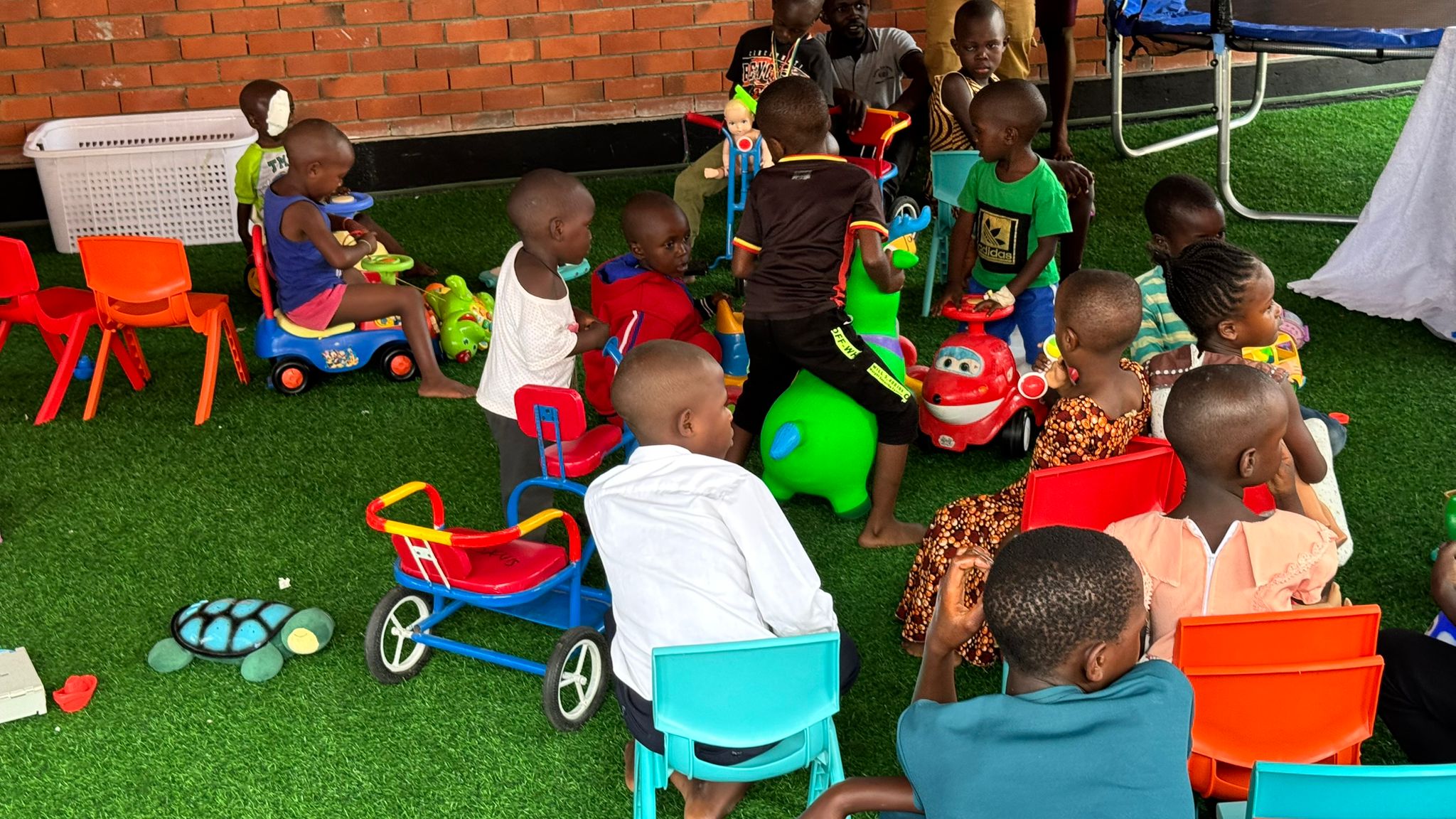 La missione di CBM Italia in Uganda: aperta l’area giochi del Ruharo Mission Hospital per alleviare la degenza dei bambini con tumore all’occhio
