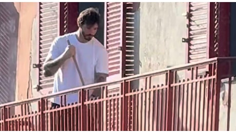 Stefano De Martino, il video delle pulizie in balcone diventa virale sui social