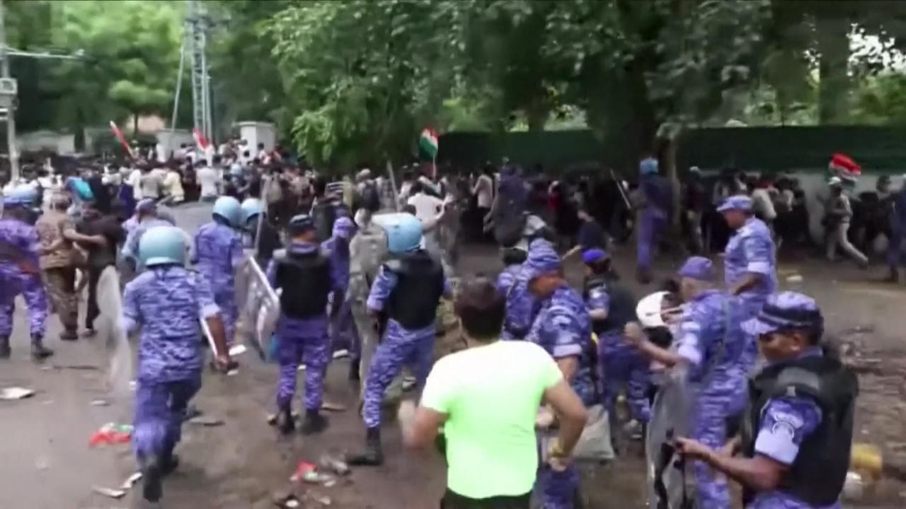 Nuova Delhi, botte e bastonate della polizia alla protesta degli scarafaggi contro Modi