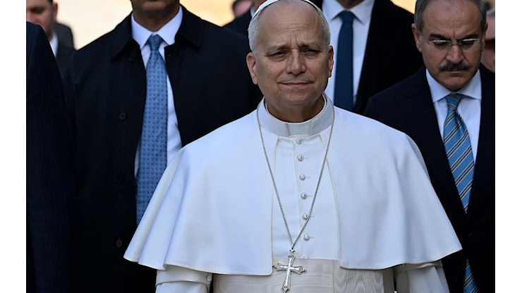 Papa Leone XIV: la telefonata al servizio clienti della banca e l'impiegata che riaggancia - Sky TG24