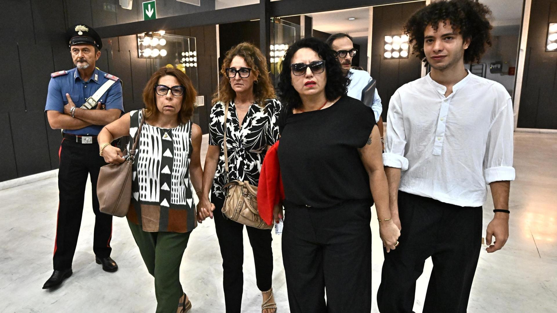 Le lacrime dei familiari delle vittime del Ponte Morandi: “Ritroviamo un po’ di fiducia nello Stato”