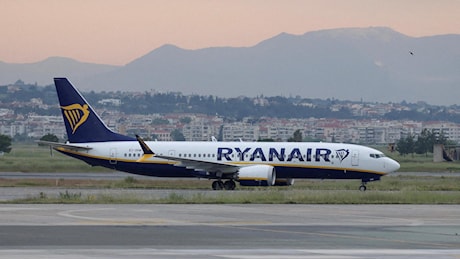 Ryanair, finestrino rotto in volo in Grecia: passeggero salvato dalla moglie