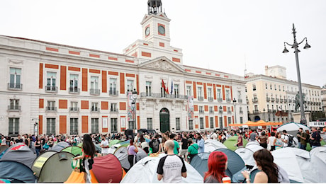 Madrid, accampamento a Puerta del Sol contro la crisi abitativa: il caso Maricarmen infiamma la politica spagnola