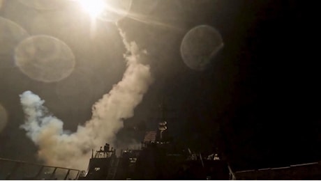 Jet, droni e missili dalle navi: gli Usa diffondono le immagini dei nuovi attacchi in Iran