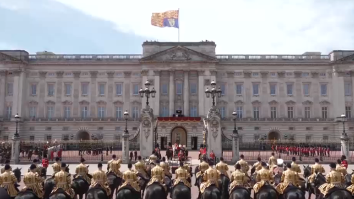 Re Carlo rinuncia a Buckingham: ecco dove vivrà e le residenze della Corona