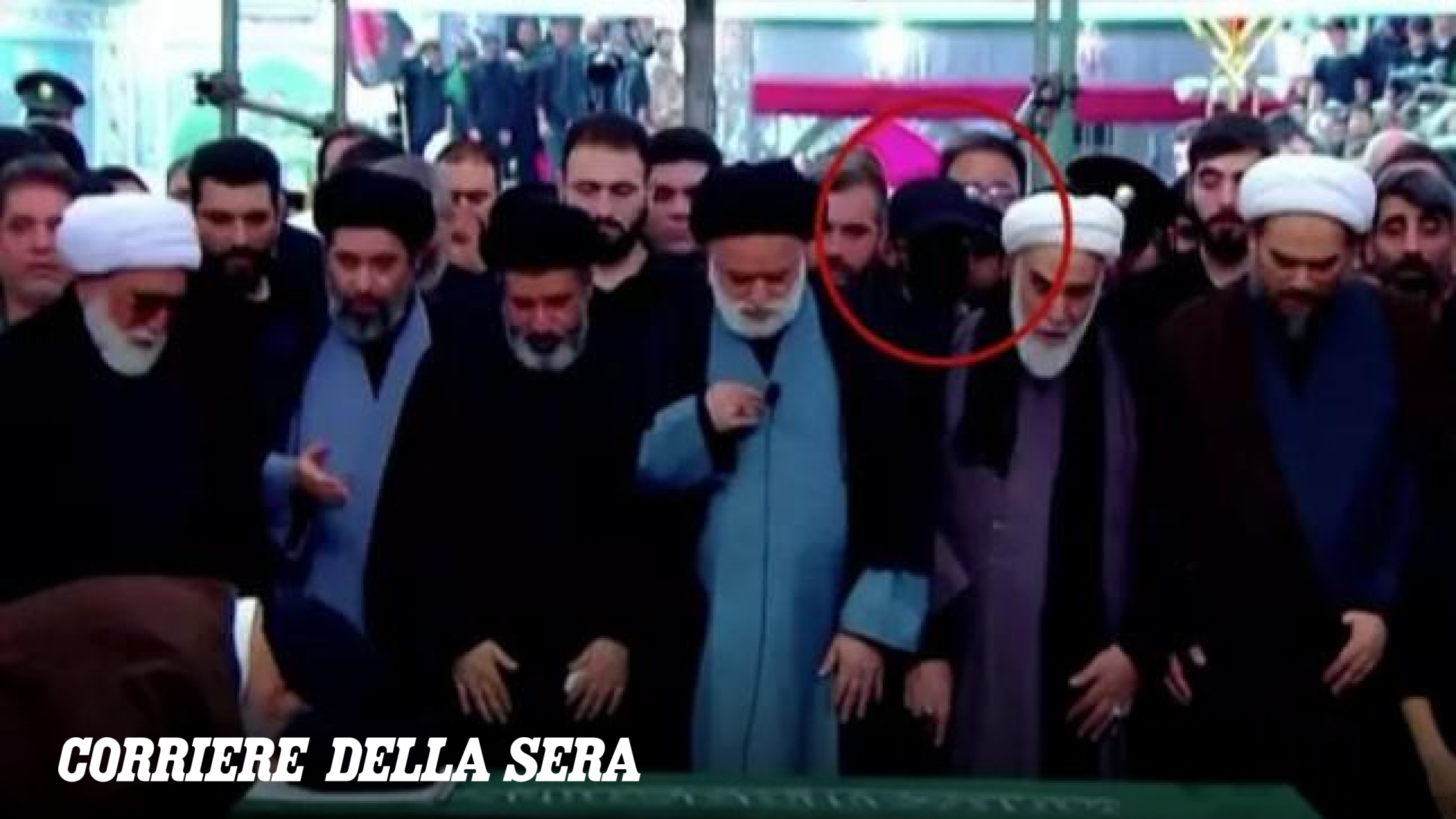 Mojtaba, il mistero senza fine dell'ayatollah invisibile: «Forse era lui l'uomo mascherato ai funerali di Ali Khamenei»