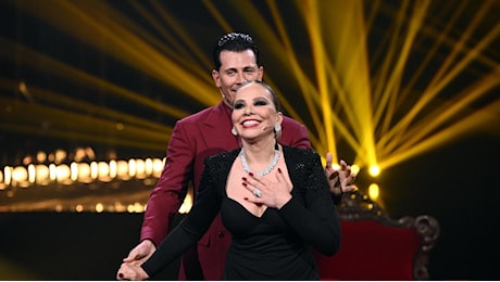 Ballando con le Stelle, Ornella Muti bacia Pasquale La Rocca: Barbara D'Urso smonta lasoap opera" sulla gelosia