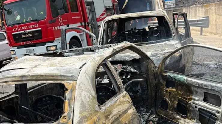 Lamiere e carcasse d’auto bruciate: le immagini choc dello scontro sulla 125 Var - L'Unione Sarda.it