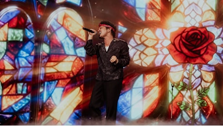 Bruno Mars prega in una cattedrale, poi si prende San Siro: dacci oggi il nostro spettacolo quotidiano