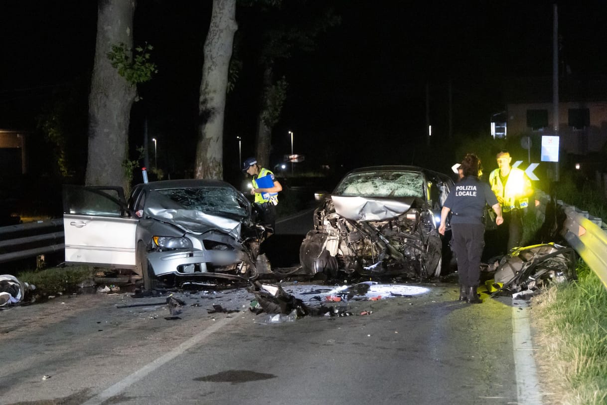 Scontro fra auto nel Ferrarese, un morto e tre feriti gravi
