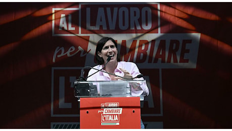 Blitz di Potere al Popolo a Napoli, interrotto il comizio del campo largo. Conte e Fratoianni provano la mediazione