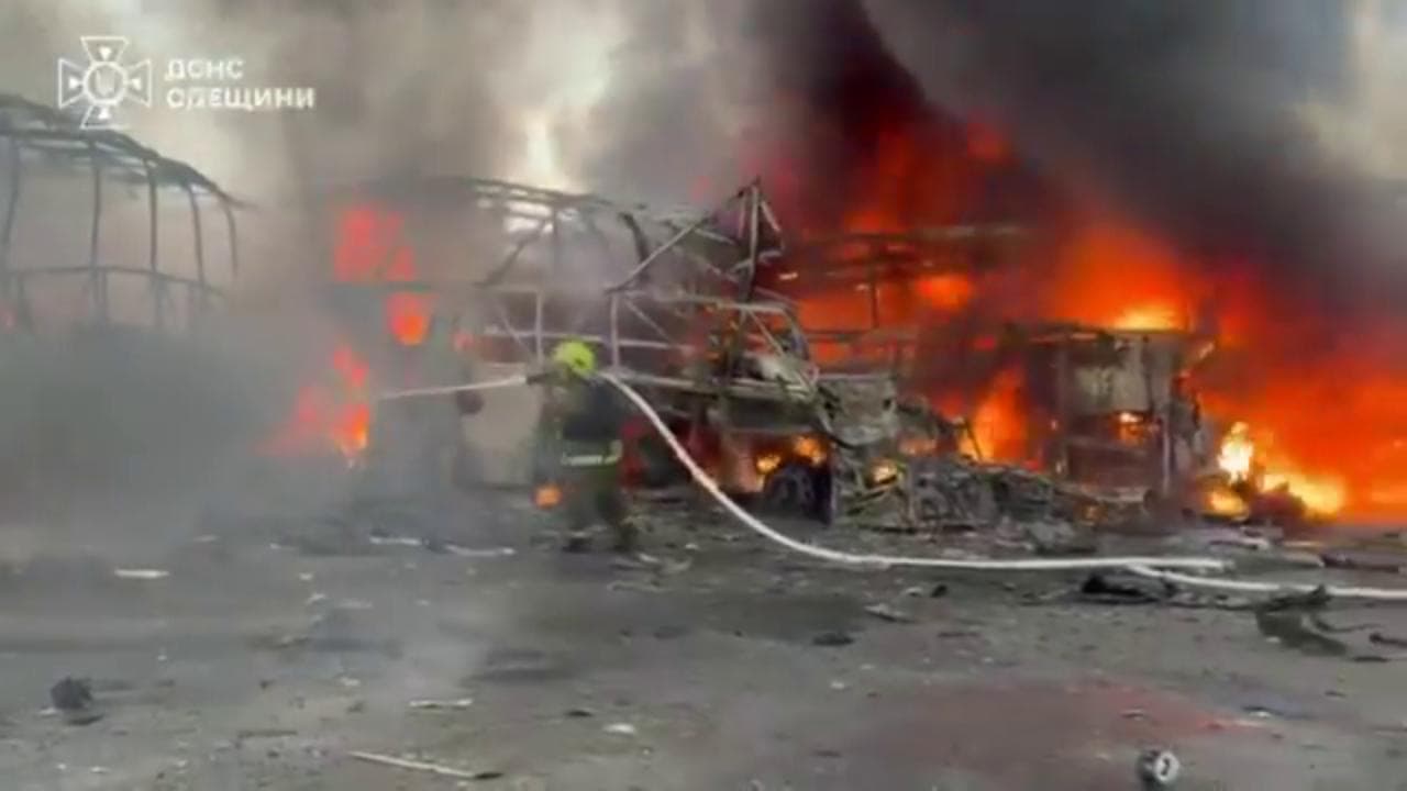 Ucraina, la Russia colpisce pullman nella stazione di Odessa. Il video postato da Zelensky
