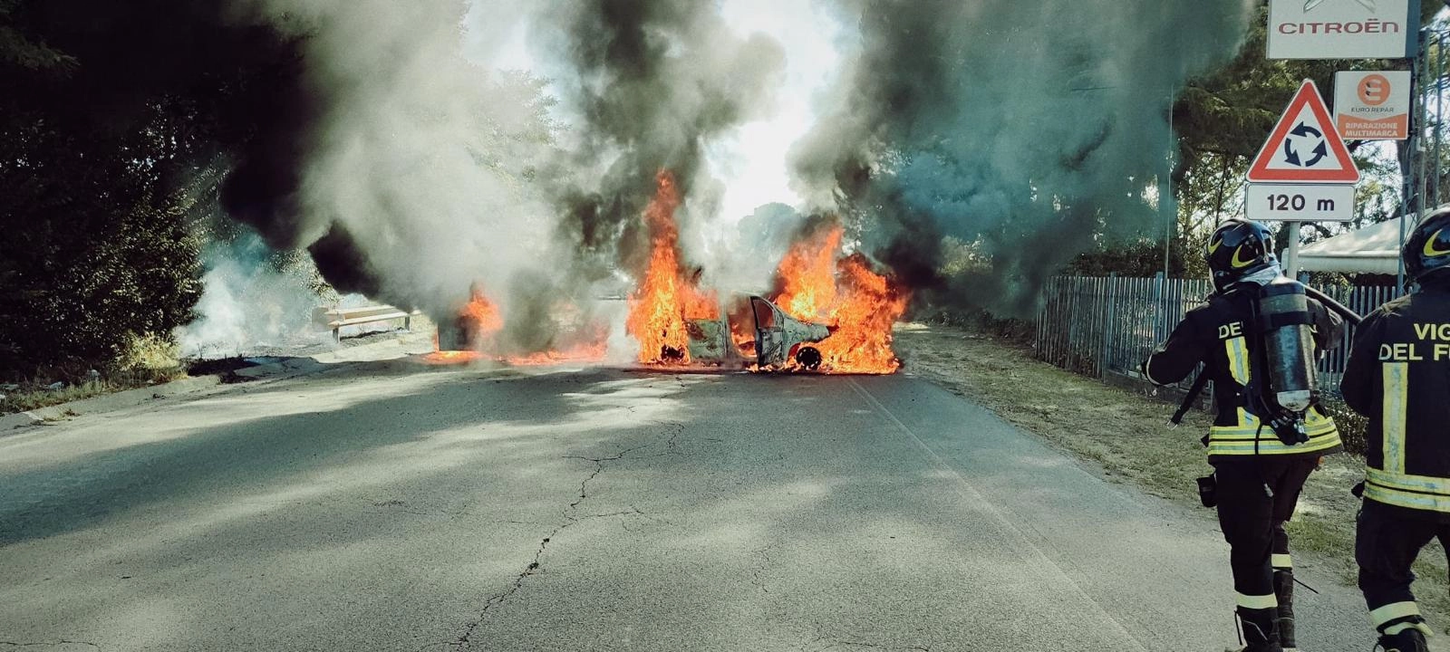 Cerignola, assalto a un portavalori sulla SP231: mezzi dati alle fiamme (LE IMMAGINI)