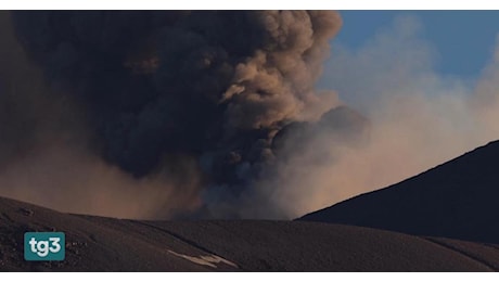 Erutta l’Etna, stop ai voli a Catania per la nube di cenere