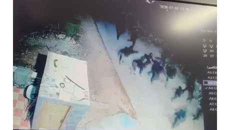 Cisgiordania, notte di fuoco e raid: coloni israeliani incendiano moschea e case a Masafer Yatta