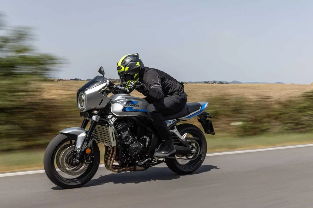 Prova Honda CB1000F TEST: il mito degli anni '80 rivive in chiave moderna. Pregi e difetti [GALLERY] - Prove