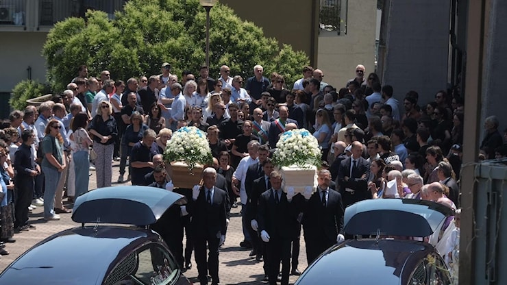 Tragedia Maldive, folla in chiesa per i funerali di Monica Montefalcone e Giorgia Sommacal - la Repubblica