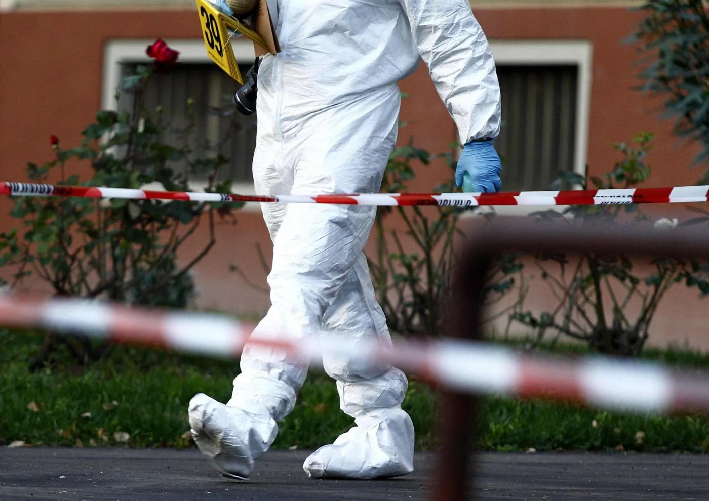 Coltellata fatale, 62enne muore dissanguato: sospetti sulla compagna