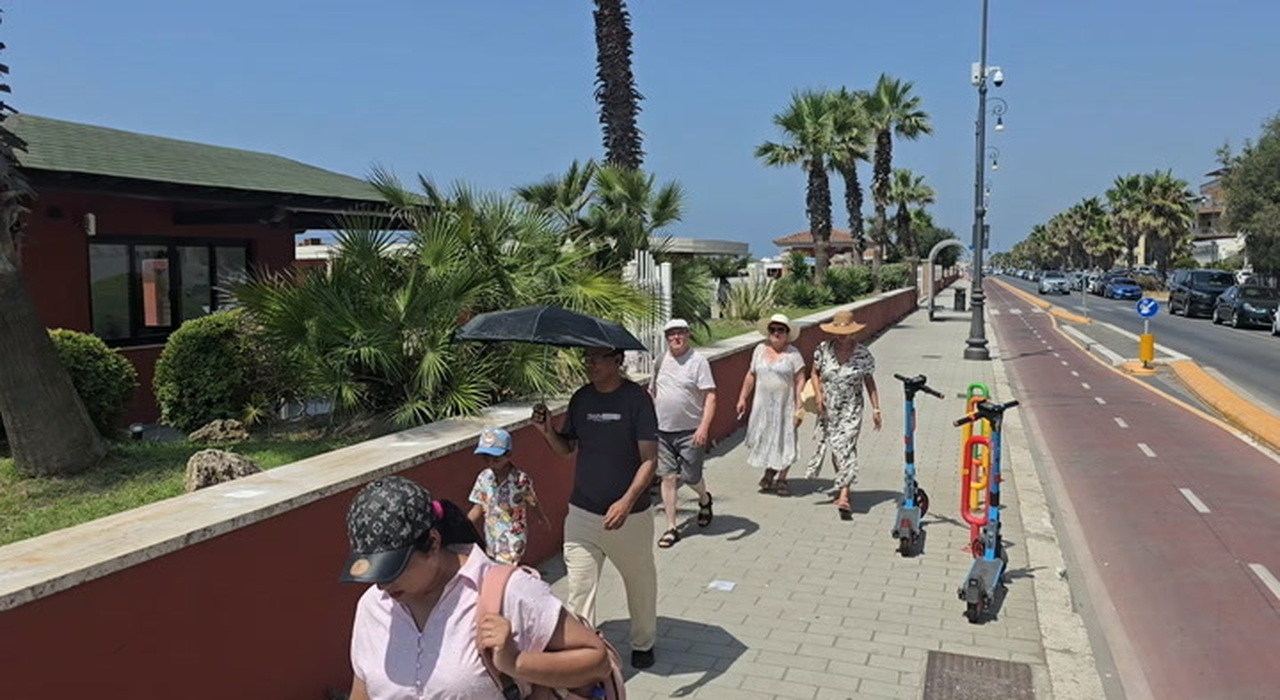Il lungomuro di Ostia comincia a crollare, inaugurato lo stabilimento che restituisce la vista del mare