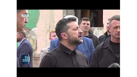 Bomba guidata sui bus a Kramatorsk, il bilancio sale a 33 morti. Zelensky: «La Russia riceverà una risposta»