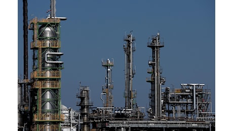 Emergenza carburanti, il governo convoca i raffinatori: l'obiettivo è aumentare la produzione