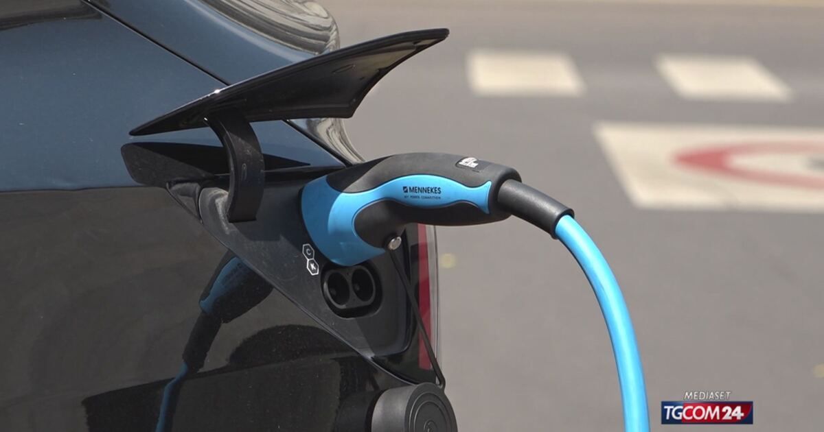 Tgcom24: Il governo stanzia un miliardo e 350mila euro per furgoni ecologici, moto e ricariche elettriche Video