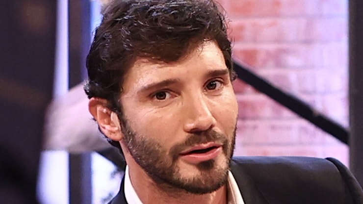 Affari Tuoi, De Martino scatenato ruba la scena: Do un consiglio a chi vuole sposarsi. Poi nel finale succede di tutto - Libero