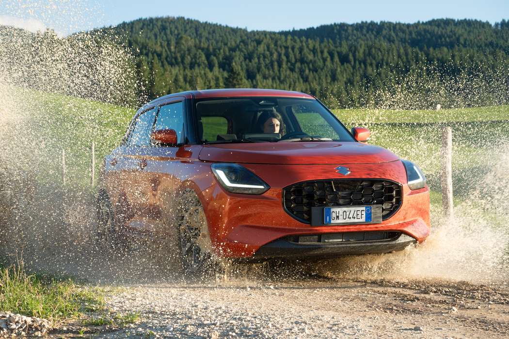 Suzuki Swift Hybrid 4WD AllGrip: prova, consumi record e difetti dell'unica utilitaria 4x4