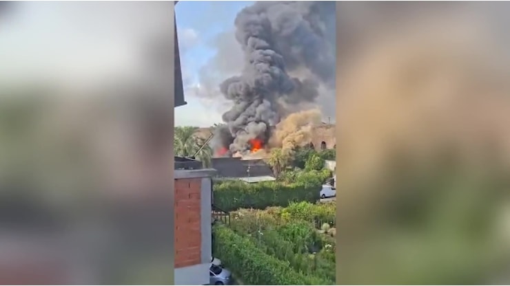 Incendio in via del Mandrione: fiamme ed esplosioni, brucia un capannone - Corriere TV