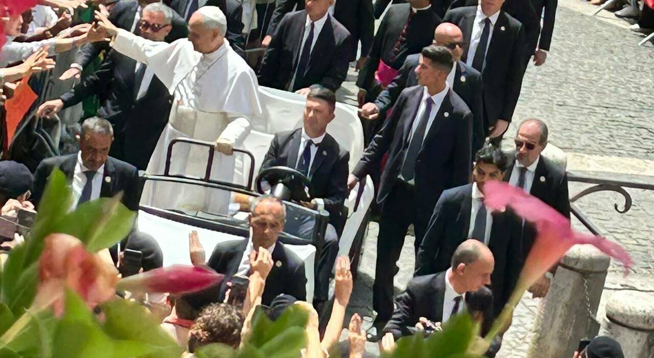 Castel Gandolfo, dopo l'Angelus Papa Leone saluta la folla in Papamobile