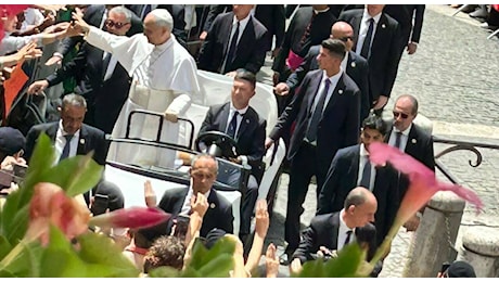 Castel Gandolfo, dopo l'Angelus Papa Leone saluta la folla in Papamobile
