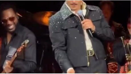 Bruno Mars interrompe il concerto per tagliare un prosciutto sul palco