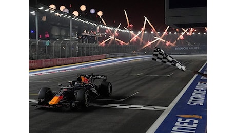 Verstappen fa suo il primo Gp di Singapore, Antonelli sul podio e a un passo dal titolo