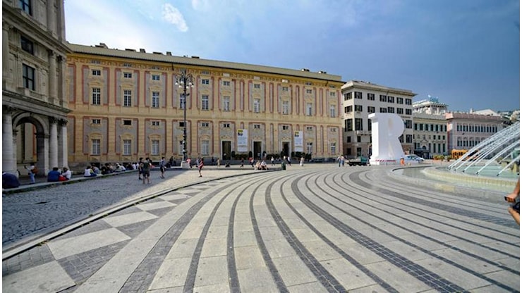 Scuole chiuse per l’adunata degli Alpini, lezioni in piazza per protesta - la Repubblica