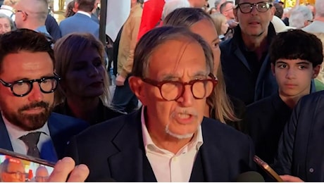 Milano, lo schiaffo al contestatore durante il presidio del centrodestra