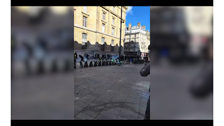 Lacrimogeni a place de la République, 166 fermi nella Francia delle proteste