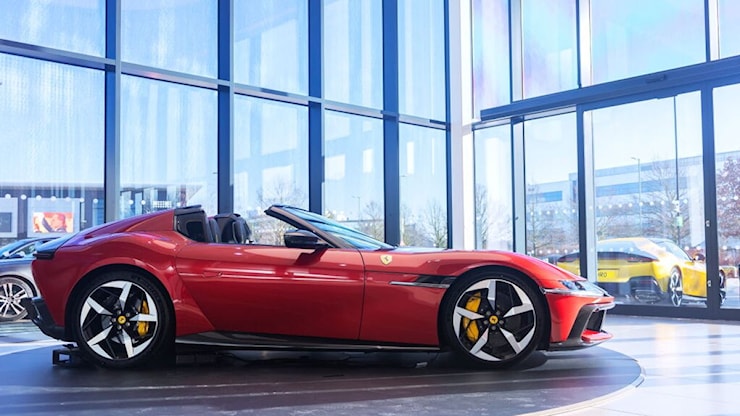 Ferrari oltre la Luce: torna il cambio manuale sui V12 - Sportmediaset