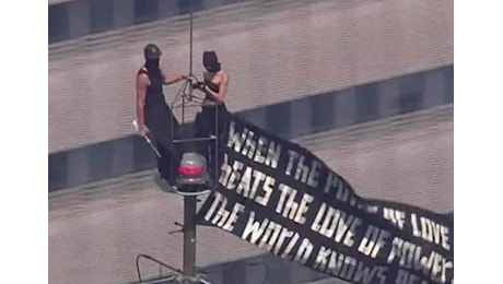 New York, striscione per la pace e proposta di nozze in cima all’Empire State: scattano gli arresti