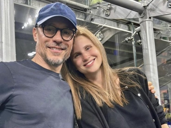 “Anche se sembriamo in due, siamo in tre”: Stefano Accorsi annuncia così l’arrivo del quinto figlio