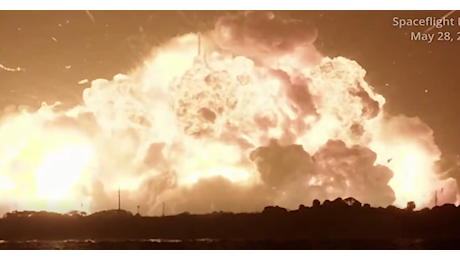 IL VIDEO. Prima l'accensione dei motori, poi l'enorme palla di fuoco: razzo di Blue Origin esplode durante i test sulla rampa di lancio