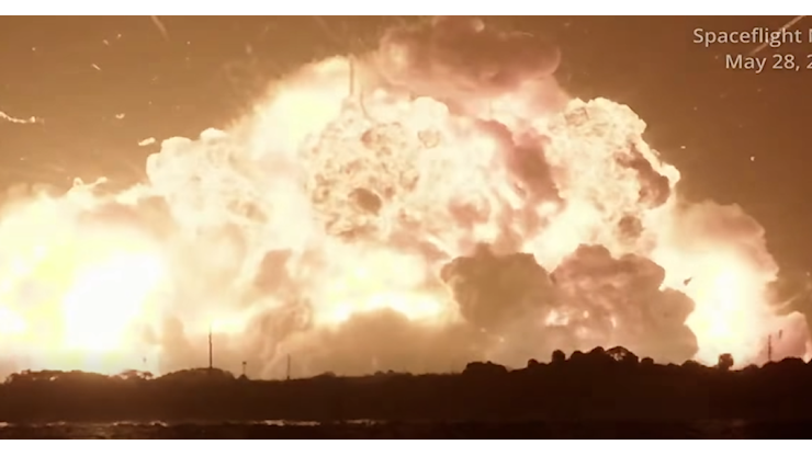 IL VIDEO. Prima l'accensione dei motori, poi l'enorme palla di fuoco: razzo di Blue Origin esplode durante i test sulla rampa di lancio - il Dolomiti