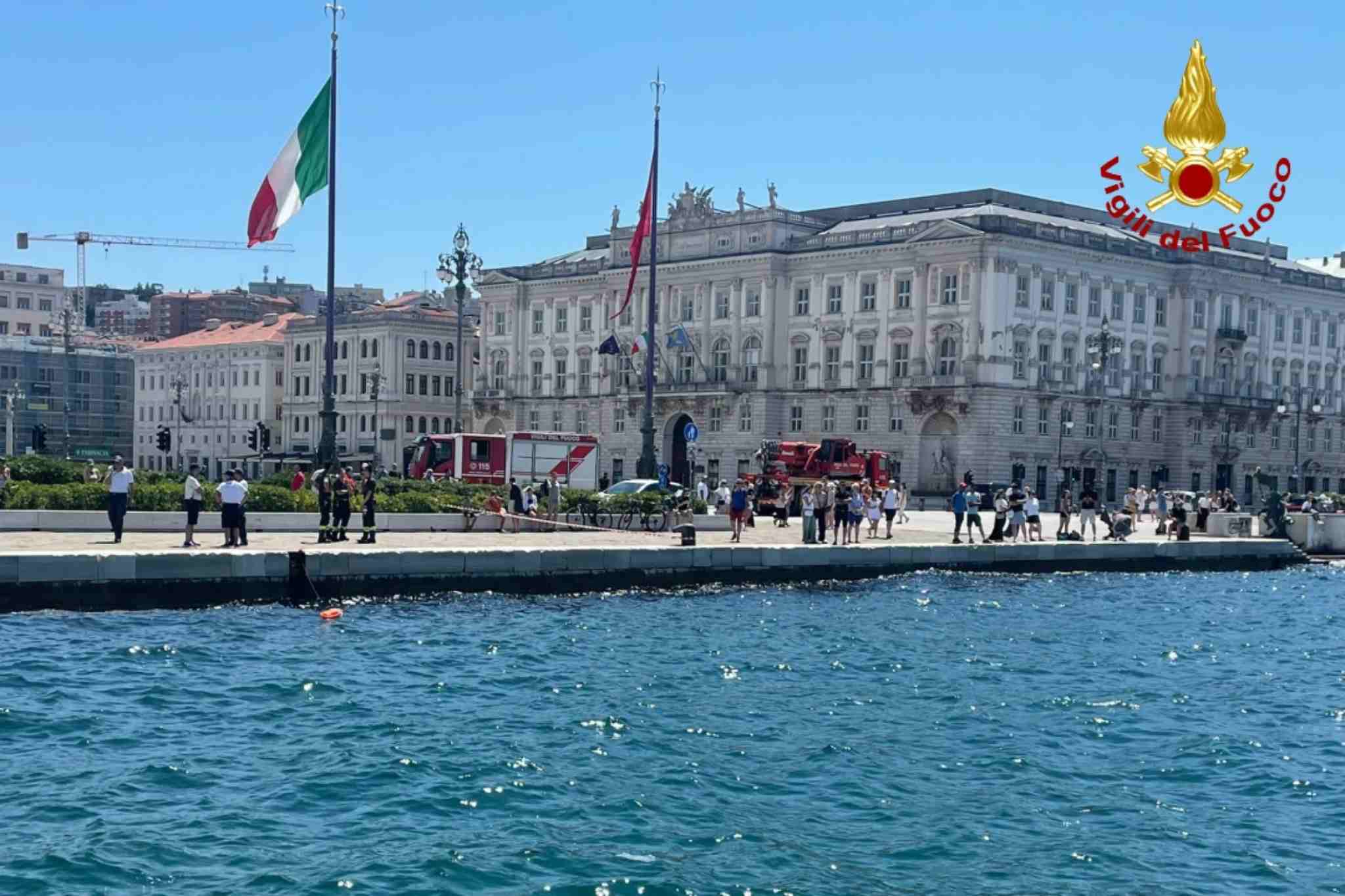 Auto inabissata nel Bacino San Giusto: ecco come è stata recuperata dopo il salvataggio VIDEO