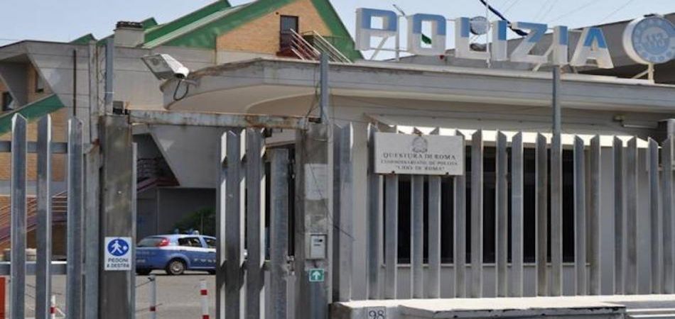 Potente deflagrazione ad Acilia, l’ordigno distrugge le porte di due appartamenti: palazzo evacuato