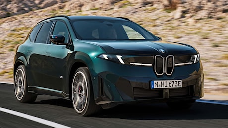 BMW iX4, il SUV coupé elettrico della Neue Klasse debutta con 828 km di autonomia