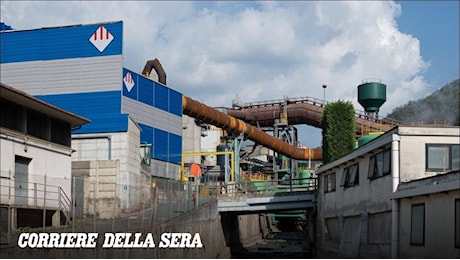 Sarezzo, operaio di 47 anni schiacciato nel cestello elevatore alle Acciaierie Venete: muore in ospedale