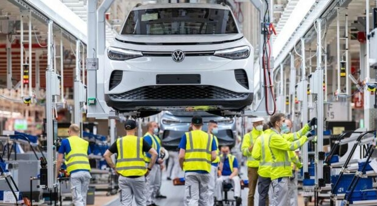 Volkswagen, 50mila posti di lavoro a rischio. Il Ceo Blaume: «Tagli necessari, l'eccesso di capacità ha un costo»