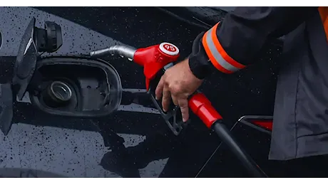 Benzina e diesel, nuovi rincari alla pompa: fare il pieno costa sempre di più