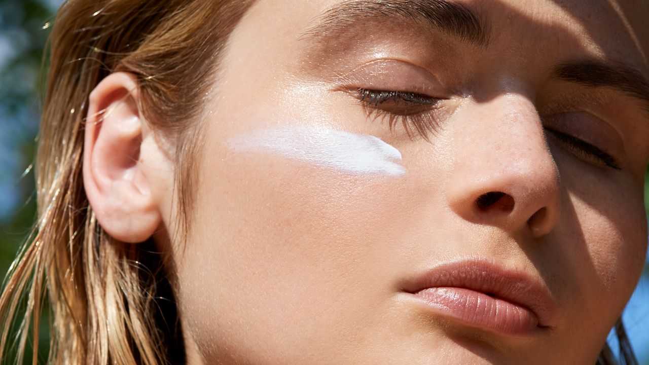 Quanta crema solare applicare sul viso? La «regola delle due dita» secondo i dermatologi
