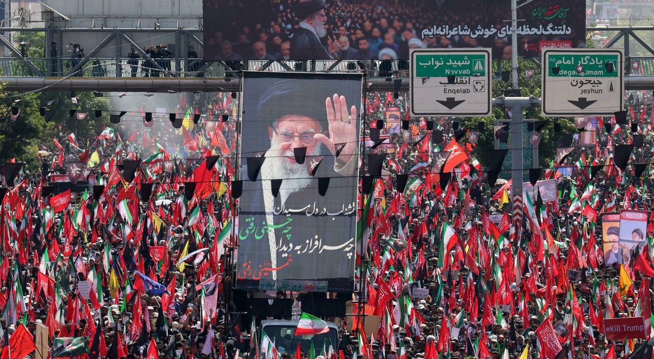 Hamas scioglie l'organismo di governo di Gaza. Iran, ai funerale di Ali Khamenei lo striscione Uccideremo Trump
