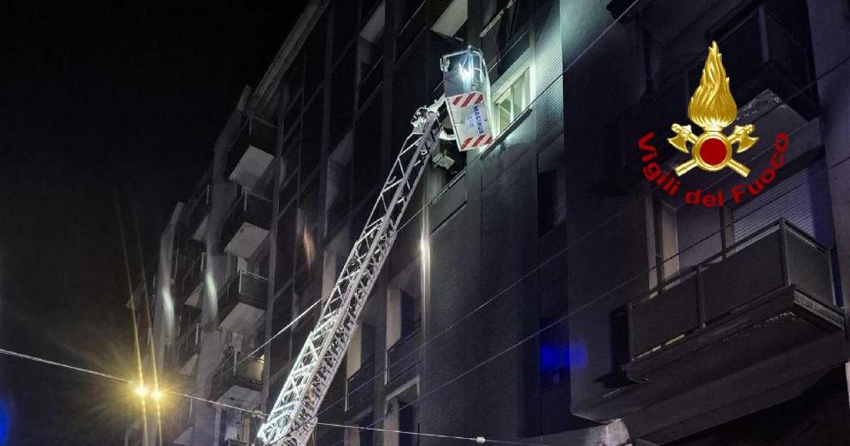 Motorini incendiati, un palazzo evacuato a Bologna nella notte